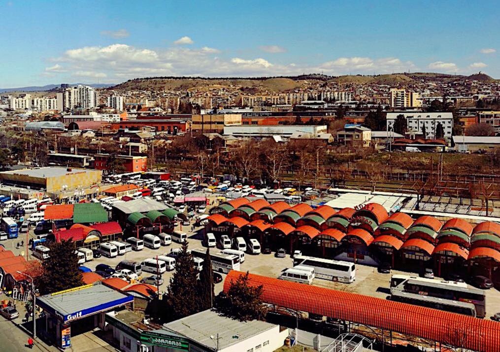 Esplorare la Georgia tramite la stazione degli autobus di Okriba: storia, percorsi e consigli di viaggio