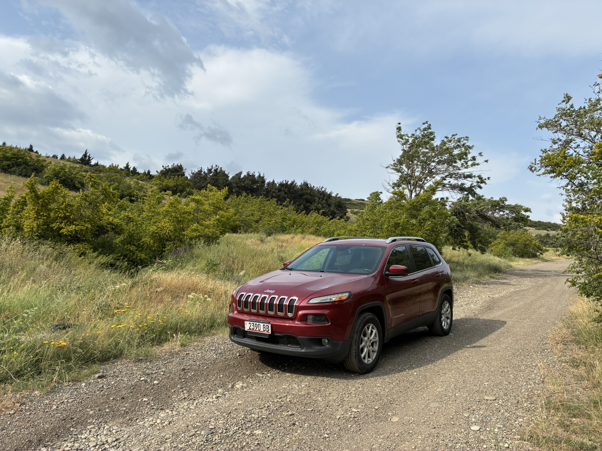 rent a car tbilisi Jeep Cherokee Premium 4x4 – Keine Kaution – Luxus-Berg-SUV