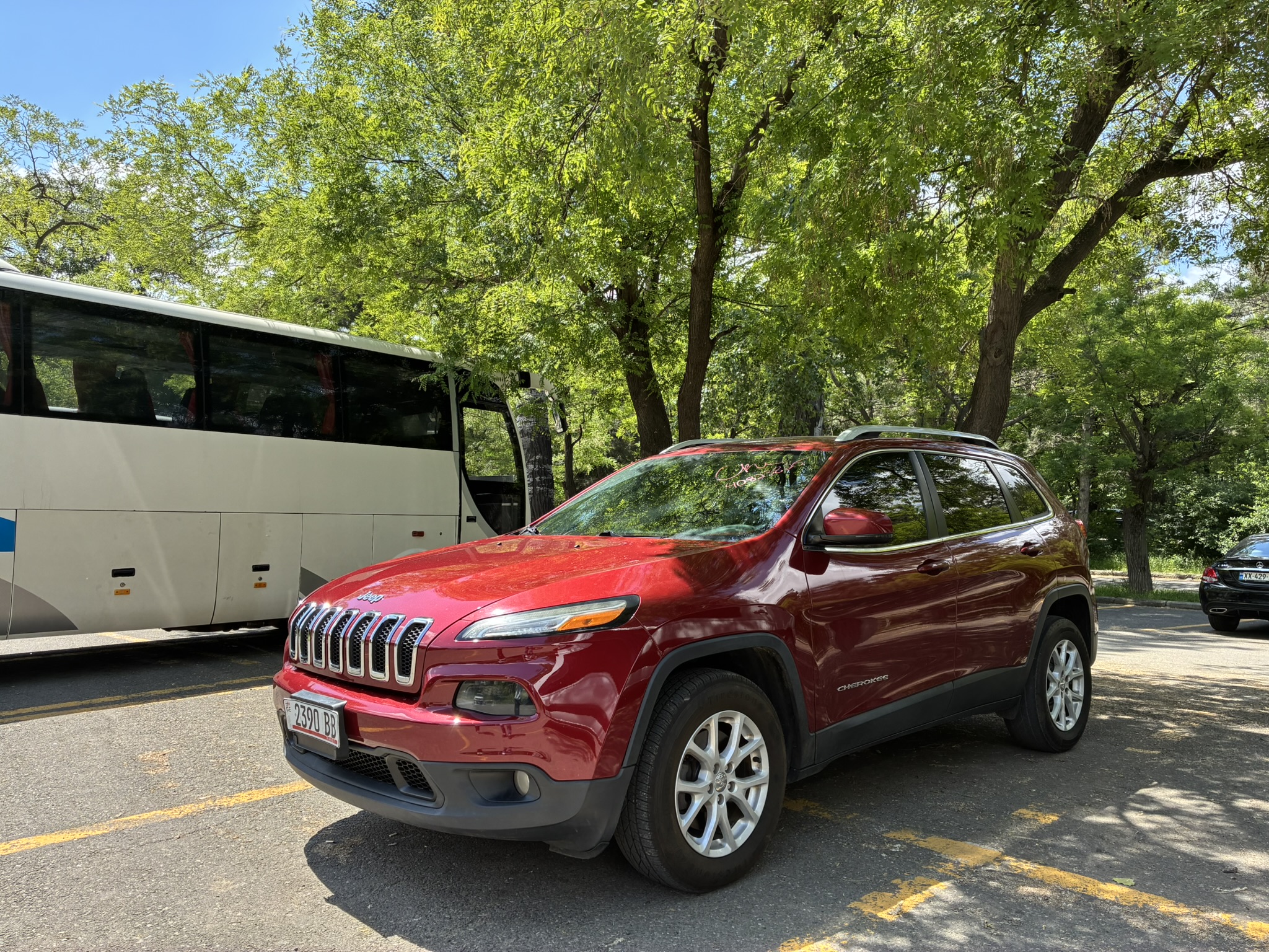 rent a car tbilisi Jeep Cherokee Premium 4x4 – Luxury Mountain SUV