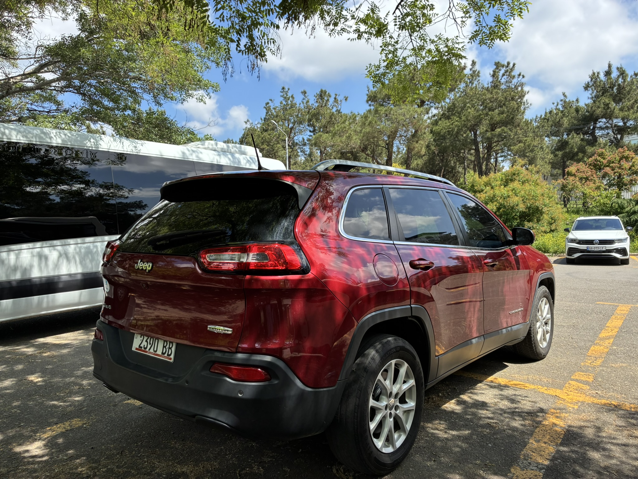 rent a car tbilisi Jeep Cherokee Premium 4x4 – Luxury Mountain SUV