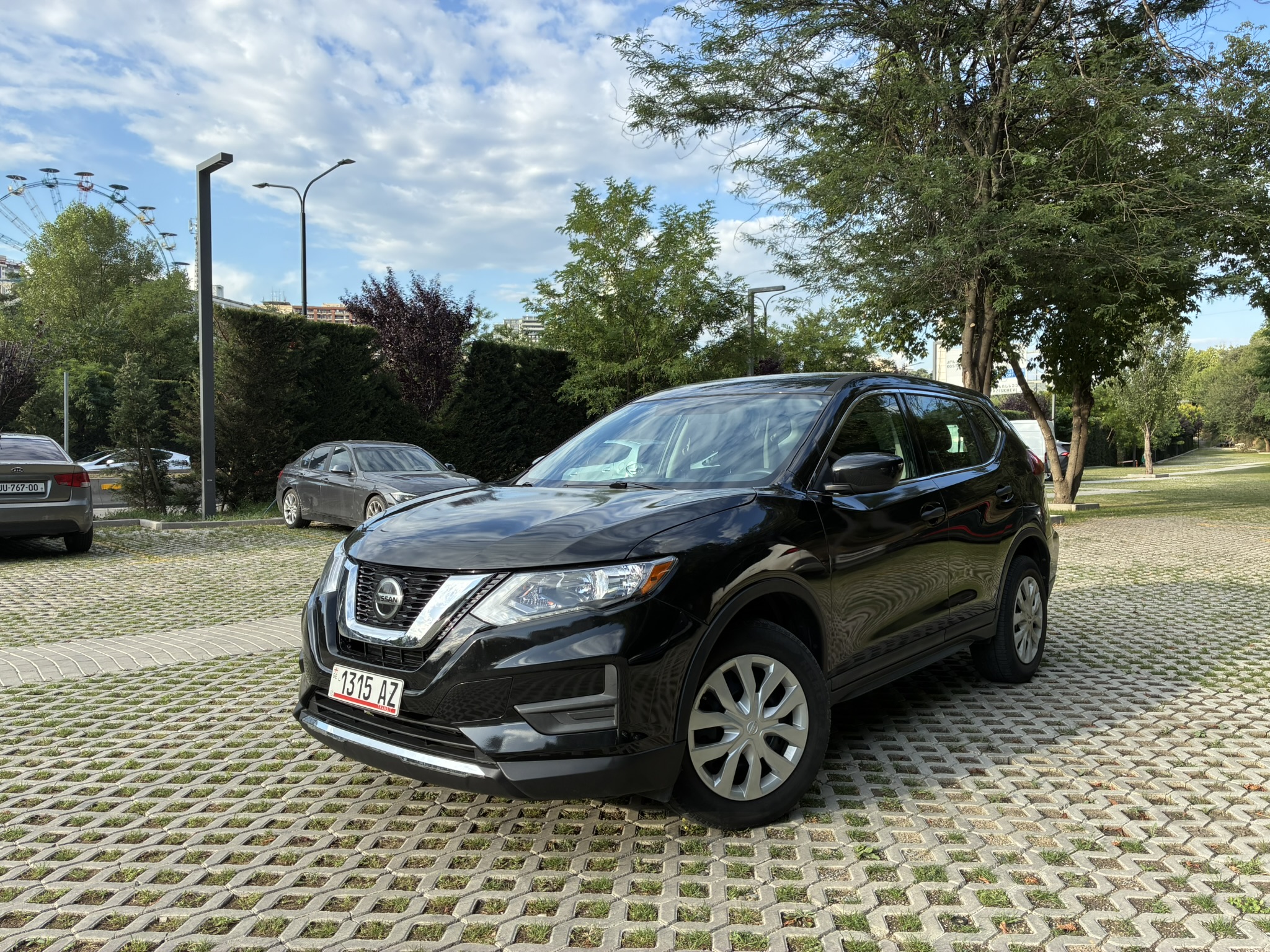 rent a car tbilisi Nissan Rogue AWD SUV – Keine Kaution – Riesiger Kofferraum für Gepäck