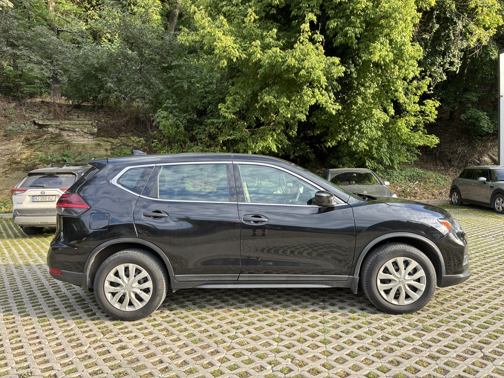 rent a car tbilisi Nissan Rogue AWD SUV – Huge Trunk for Luggage
