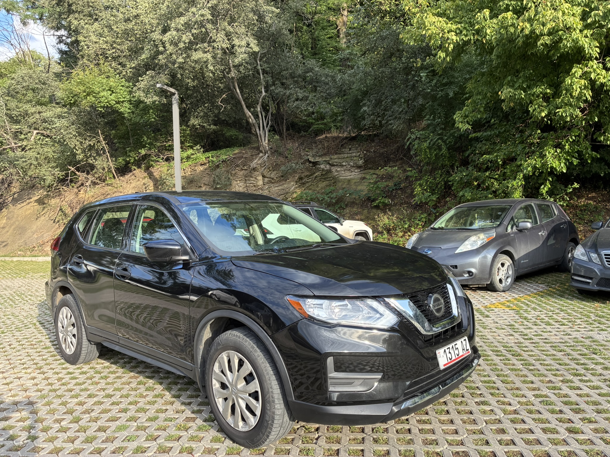 rent a car tbilisi Nissan Rogue AWD SUV – Huge Trunk for Luggage