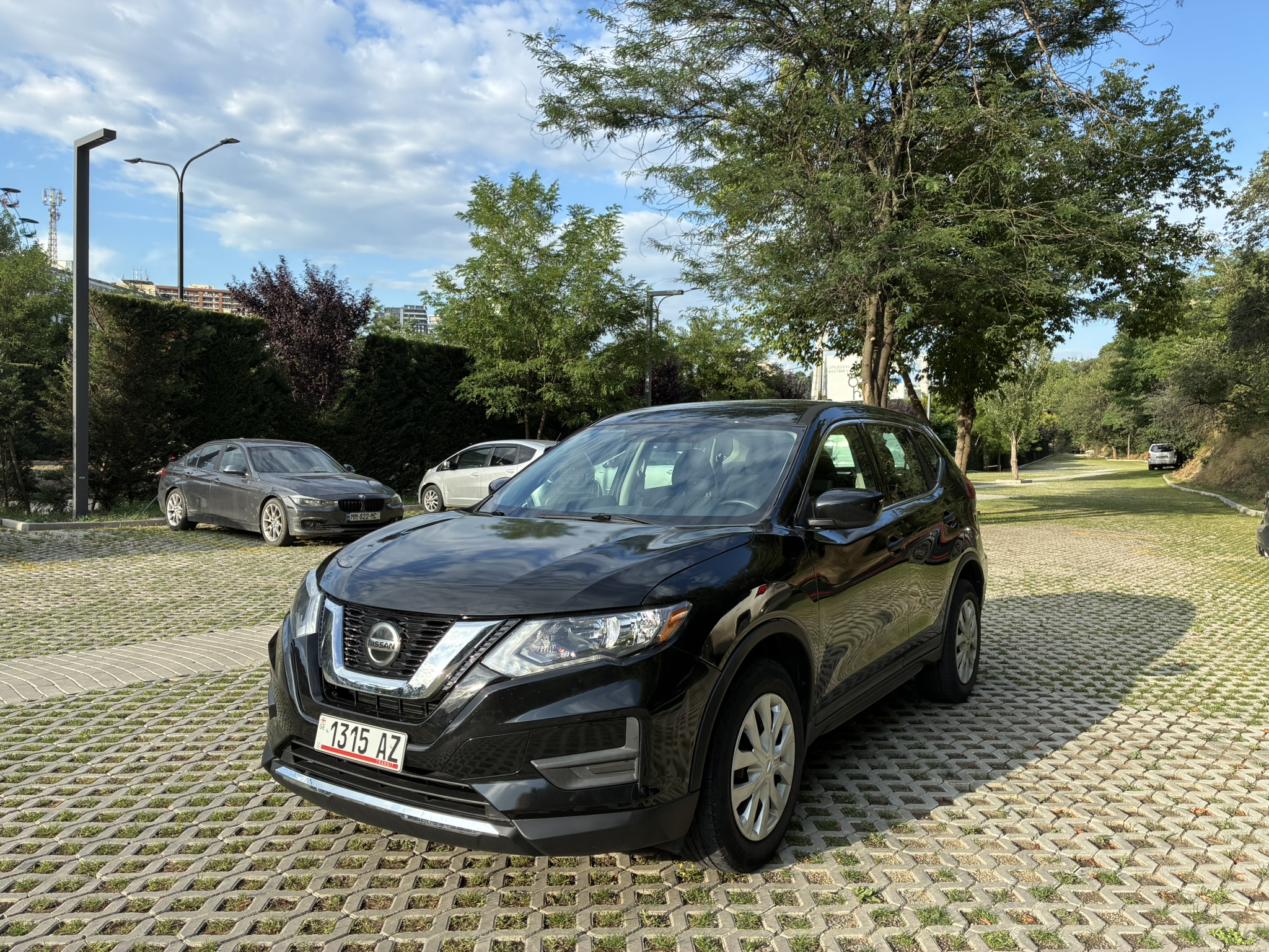 rent a car tbilisi Nissan Rogue AWD SUV – Huge Trunk for Luggage