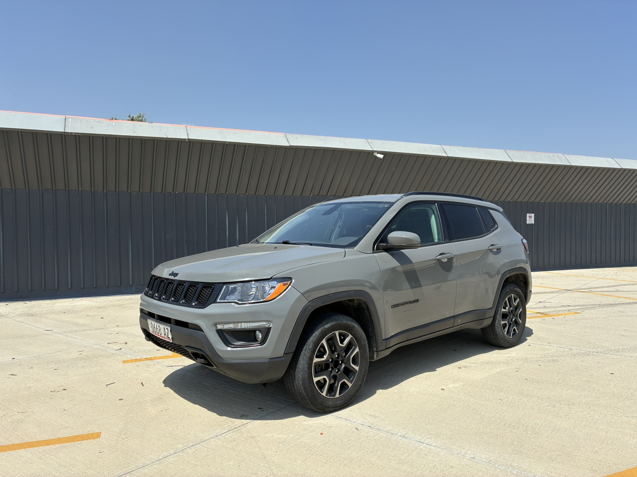 rent a car tbilisi Jeep Compass 4x4 – Keine Kaution – Allwetter-Berg-SUV