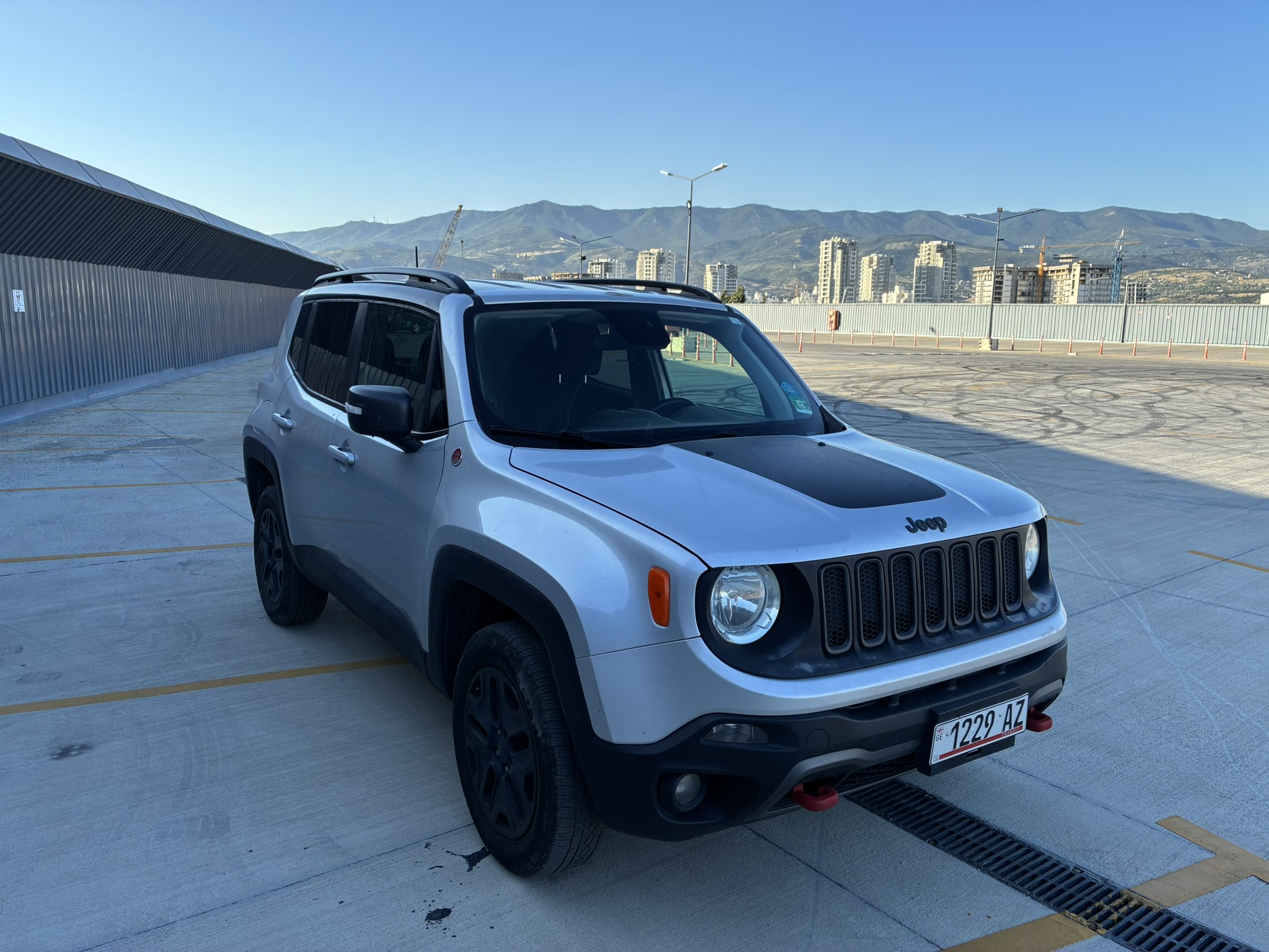 rent a car tbilisi Jeep Renegade 4x4 – Keine Kaution – Flughafen Tiflis